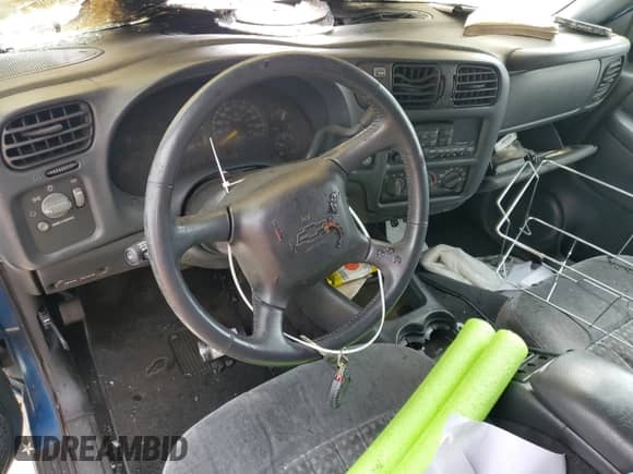 2001 Chevrolet Blazer LS z VIN 1GNCT18W61K158519, wystawiony jako Copart lot #50435495 z przebiegiem Nie podano mil oraz Nie do naprawy • Non repairable. Historia ofert i sprzedaży dostępna na DreamBid. Obrazek 8.