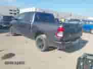 2022 Ram 1500 Big Horn z VIN 1C6RREFT2NN291520, wystawiony jako IAAI lot #42669777 z przebiegiem 31 697 mil mil oraz . Historia ofert i sprzedaży dostępna na DreamBid. Obrazek 3.