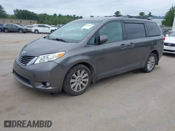 2013 Toyota Sienna LE z VIN 5TDJK3DC6DS053616, wystawiony jako IAAI lot #42555537 z przebiegiem 215 290 mil mil oraz . Historia ofert i sprzedaży dostępna na DreamBid. Obrazek 2.