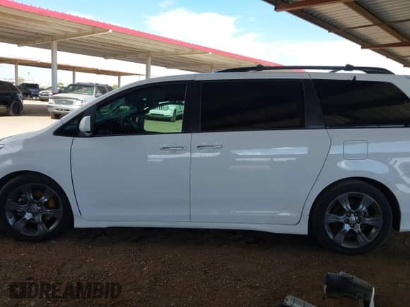 2016 Toyota Sienna SE with VIN 5TDXK3DC6GS741047, listed as a IAAI auction lot 43408563 with 121,533 mi miles and . Bid and sale history available at DreamBid. Image 15.