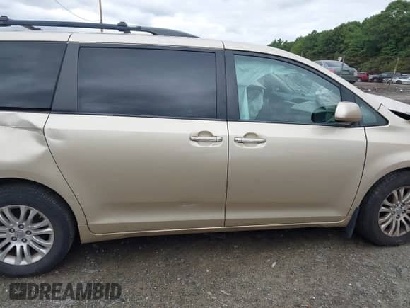 2013 Toyota Sienna XLE AAS with VIN 5TDYK3DC0DS342750, listed as a IAAI auction lot 43043478 with 131,580 mi miles and . Bid and sale history available at DreamBid. Image 14.
