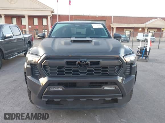 2024 Toyota Tacoma SR5 z VIN 3TMLB5JN8RM080821, wystawiony jako IAAI lot #43198796 z przebiegiem 13 169 mil mil oraz . Historia ofert i sprzedaży dostępna na DreamBid. Obrazek 12.