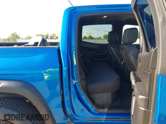 2023 Chevrolet Colorado 4WD Trail Boss z VIN 1GCPTEEK8P1124020, wystawiony jako IAAI lot #43181511 z przebiegiem 36 094 mil mil oraz . Historia ofert i sprzedaży dostępna na DreamBid. Obrazek 4.