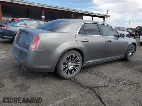 2012 Chrysler 300 S z VIN 2C3CCABGXCH279482, wystawiony jako Copart lot #80585435 z przebiegiem 166 954 mil mil oraz Nie do naprawy • Non repairable. Historia ofert i sprzedaży dostępna na DreamBid. Obrazek 3.