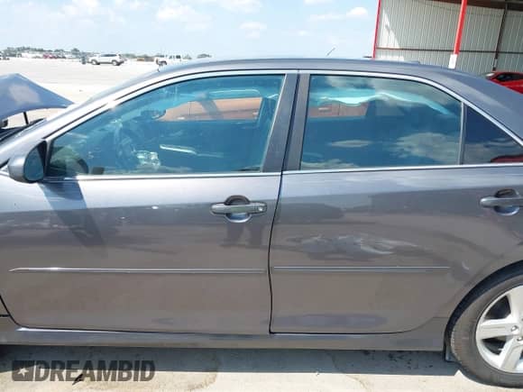 2014 Toyota Camry L z VIN 4T1BF1FK9EU324324, wystawiony jako IAAI lot #43235190 z przebiegiem 132 269 mil mil oraz . Historia ofert i sprzedaży dostępna na DreamBid. Obrazek 15.