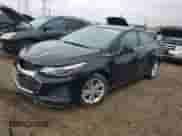2019 Chevrolet Cruze LT z VIN 1G1BE5SM2K7118903, wystawiony jako Copart lot #86842815 z przebiegiem 152 243 mil mil oraz Czysty tytuł • Clean title. Historia ofert i sprzedaży dostępna na DreamBid. Obrazek 1.