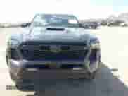 2024 Toyota Tacoma SR5 z VIN 3TMLB5JN2RM054571, wystawiony jako IAAI lot #42572496 z przebiegiem 7 157 mil mil oraz . Historia ofert i sprzedaży dostępna na DreamBid. Obrazek 12.
