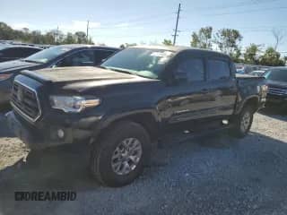 2018 Toyota Tacoma SR5 z VIN 3TMAZ5CN4JM055676, wystawiony jako Copart lot #82162535 z przebiegiem 132 467 mil mil oraz Czysty tytuł • Clean title. Historia ofert i sprzedaży dostępna na DreamBid. Obrazek 1.