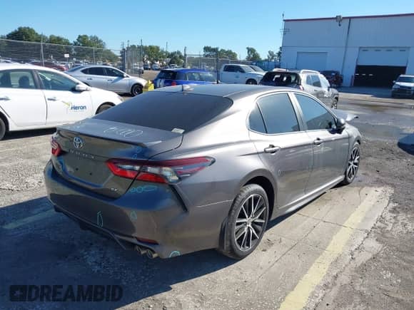 2021 Toyota Camry SE Nightshade z VIN 4T1G11AK4MU440265, wystawiony jako IAAI lot #41535749 z przebiegiem 52 168 mil mil oraz . Historia ofert i sprzedaży dostępna na DreamBid. Obrazek 4.