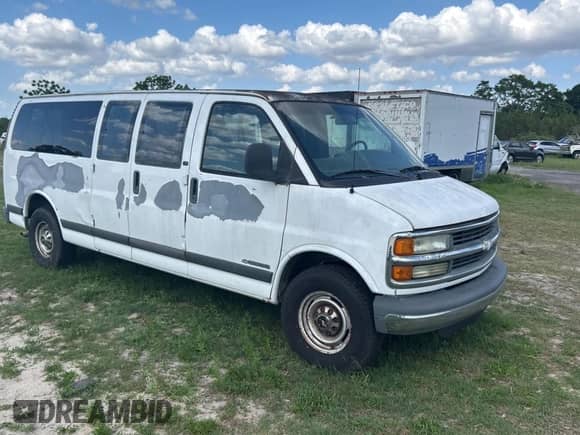 2002 Chevrolet Express z VIN 1GAHG39R921243538, wystawiony jako Copart lot #51871435 z przebiegiem 512 936 mil mil oraz Czysty tytuł • Clean title. Historia ofert i sprzedaży dostępna na DreamBid. Obrazek 1.