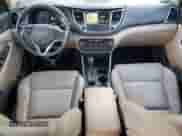 2016 Hyundai Tucson Sport z VIN KM8J33A27GU183117, wystawiony jako Copart lot #81871985 z przebiegiem 106 286 mil mil oraz Szkoda całkowita • Salvage title. Historia ofert i sprzedaży dostępna na DreamBid. Obrazek 8.