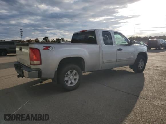 2013 GMC Sierra 1500 SLE z VIN 1GTR2VE78DZ265349, wystawiony jako Copart lot #89859005 z przebiegiem 157 185 mil mil oraz Czysty tytuł • Clean title. Historia ofert i sprzedaży dostępna na DreamBid. Obrazek 3.