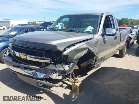 2002 Chevrolet Silverado 2500HD LS z VIN 1GCHK29U52E100907, wystawiony jako IAAI lot #43367324 z przebiegiem 119 213 mil mil oraz . Historia ofert i sprzedaży dostępna na DreamBid. Obrazek 2.