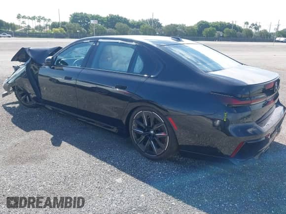 2024 BMW 7 Series 740i z VIN WBA23EH01RCR40270, wystawiony jako IAAI lot #41094809 z przebiegiem 8 835 mil mil oraz . Historia ofert i sprzedaży dostępna na DreamBid. Obrazek 3.