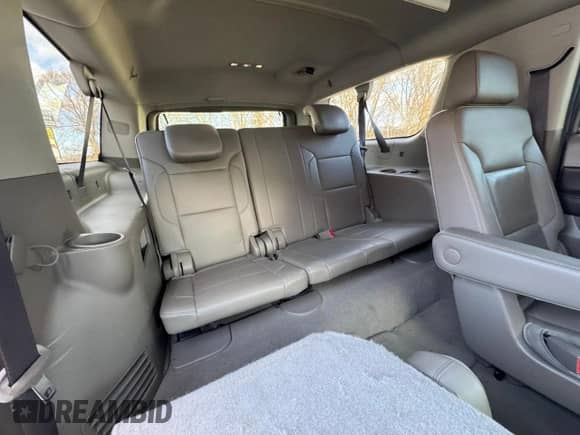 2019 Chevrolet Suburban Premier с VIN 1GNSKJKC3KR183500, выставлен на аукционе Copart как лот 45542635 с пробегом 253 160 миль миль и Чистый • Clean title. История ставок и продаж доступна на DreamBid. Изображение 9.
