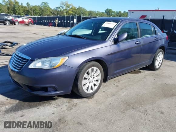 2014 Chrysler 200 LX с VIN 1C3CCBAB8EN142773, выставлен на аукционе IAAI как лот 43366773 с пробегом 210 986 миль миль и . История ставок и продаж доступна на DreamBid. Изображение 2.