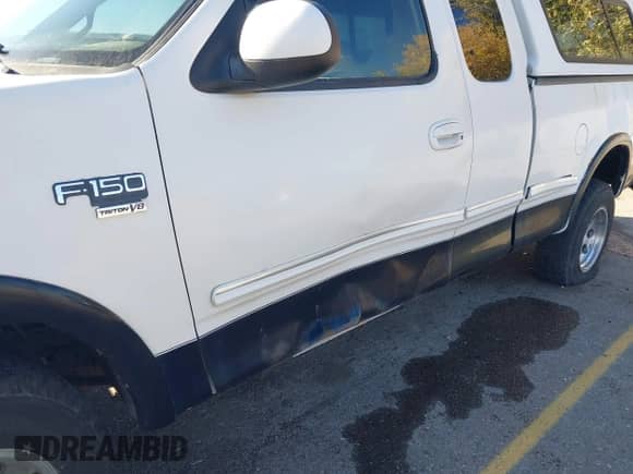 1998 Ford F-150 z VIN 2FTZX1860WCB00134, wystawiony jako IAAI lot #43498351 z przebiegiem 235 031 mil mil oraz . Historia ofert i sprzedaży dostępna na DreamBid. Obrazek 6.