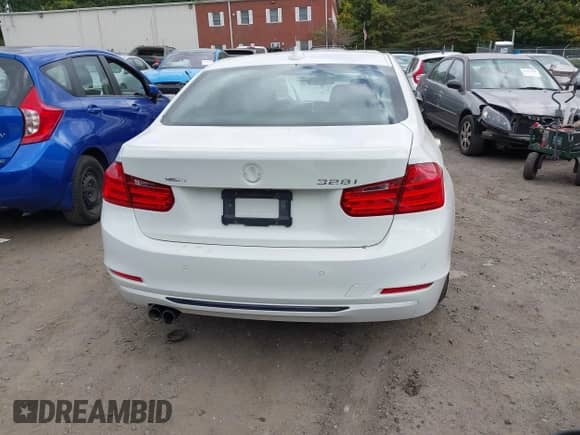2015 BMW 3 Series 328i xDrive z VIN WBA3B3G52FNT18723, wystawiony jako IAAI lot #43313266 z przebiegiem 97 068 mil mil oraz . Historia ofert i sprzedaży dostępna na DreamBid. Obrazek 17.