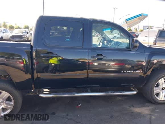 2008 Chevrolet Silverado 1500 1LT z VIN 2GCEC13JX81163391, wystawiony jako IAAI lot #43530781 z przebiegiem 204 330 mil mil oraz . Historia ofert i sprzedaży dostępna na DreamBid. Obrazek 14.