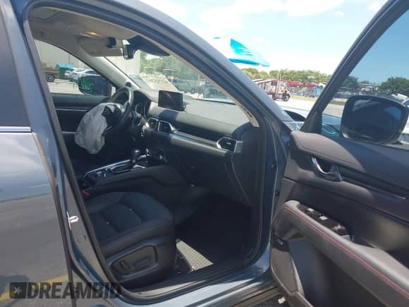 2023 Mazda CX-5 S Carbon Edition z VIN JM3KFBCM2P0200445, wystawiony jako IAAI lot #42745392 z przebiegiem 21 932 mil mil oraz . Historia ofert i sprzedaży dostępna na DreamBid. Obrazek 5.