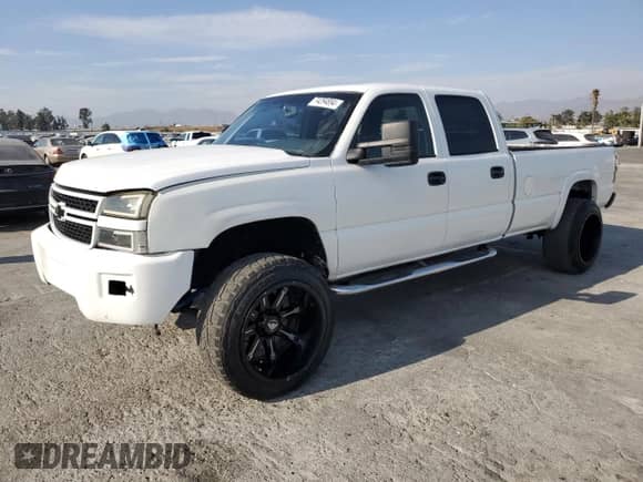 2005 Chevrolet Silverado 2500HD LS with VIN 1GCHC23275F823516, listed as a Copart auction lot 74294894 with 302,292 mi miles and Clean title. Bid and sale history available at DreamBid. Image 1.