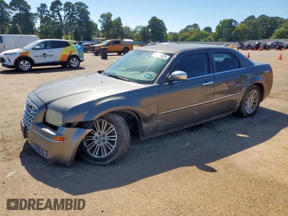 2010 Chrysler 300 Touring с VIN 2C3CA5CV2AH209594, выставлен на аукционе Copart как лот 82426625 с пробегом 195 156 миль миль и Списание • Salvage title. История ставок и продаж доступна на DreamBid. Изображение 1.