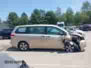 2013 Toyota Sienna L z VIN 5TDZK3DC3DS321573, wystawiony jako IAAI lot #42948394 z przebiegiem 98 780 mil mil oraz . Historia ofert i sprzedaży dostępna na DreamBid. Obrazek 13.