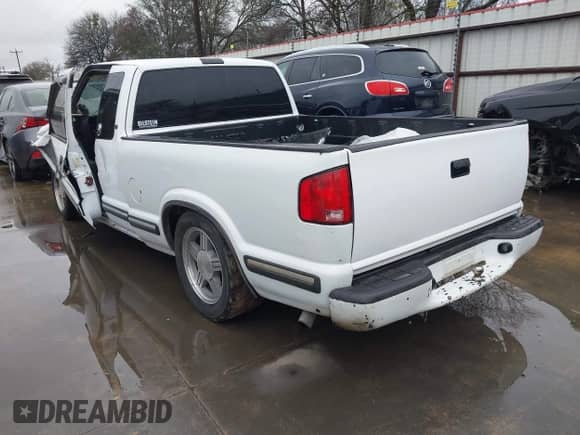 1998 Chevrolet S-10 LS with VIN 1GCCS19X2W8244465, listed as a IAAI auction lot 41546730 with Not provided miles and . Bid and sale history available at DreamBid. Image 3.