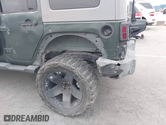 2007 Jeep Wrangler Unlimited Sahara z VIN 1J4GA59147L218594, wystawiony jako IAAI lot #42984397 z przebiegiem 108 296 mil mil oraz . Historia ofert i sprzedaży dostępna na DreamBid. Obrazek 6.