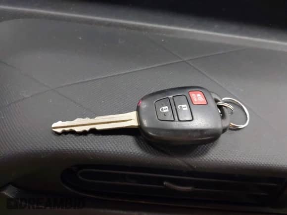 2014 Toyota Prius One z VIN JTDKDTB30E1559751, wystawiony jako IAAI lot #42591558 z przebiegiem 127 520 mil mil oraz . Historia ofert i sprzedaży dostępna na DreamBid. Obrazek 11.