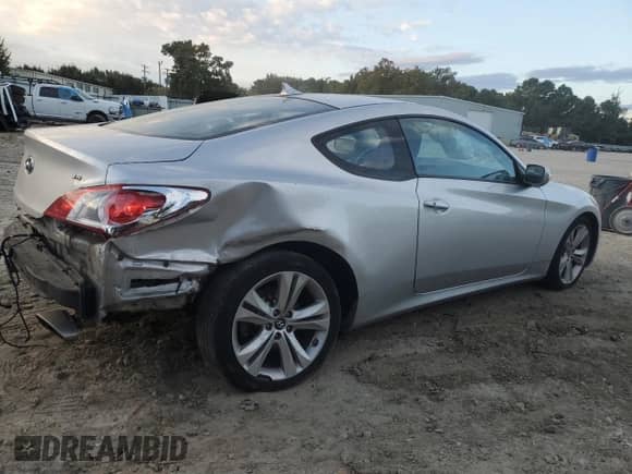 2010 Hyundai Genesis Coupe Grand Touring с VIN KMHHU6KHXAU021165, выставлен на аукционе Copart как лот 75669494 с пробегом 174 771 миль миль и Списание • Salvage title. История ставок и продаж доступна на DreamBid. Изображение 3.