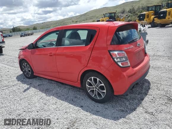 2018 Chevrolet Sonic LT z VIN 1G1JD6SBXJ4126346, wystawiony jako Copart lot #56799715 z przebiegiem 144 767 mil mil oraz Szkoda całkowita • Salvage title. Historia ofert i sprzedaży dostępna na DreamBid. Obrazek 2.