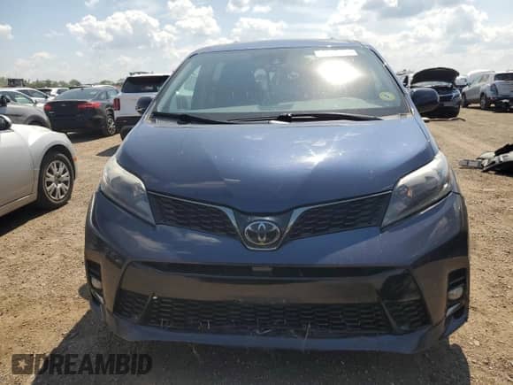2018 Toyota Sienna SE z VIN 5TDXZ3DC4JS951200, wystawiony jako Copart lot #63086645 z przebiegiem Nie podano mil oraz Szkoda całkowita • Salvage title. Historia ofert i sprzedaży dostępna na DreamBid. Obrazek 5.