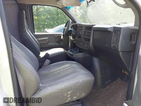 2009 Chevrolet Express Cargo z VIN 1GCGG25C191146374, wystawiony jako IAAI lot #42362448 z przebiegiem 318 817 mil mil oraz . Historia ofert i sprzedaży dostępna na DreamBid. Obrazek 5.