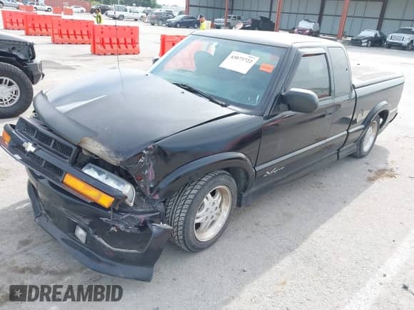 2001 Chevrolet S-10 LS Xtreme z VIN 1GCCS19W418151317, wystawiony jako IAAI lot #43073722 z przebiegiem 217 858 mil mil oraz . Historia ofert i sprzedaży dostępna na DreamBid. Obrazek 2.