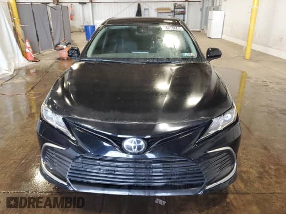 2021 Toyota Camry LE z VIN 4T1C11AK8MU461084, wystawiony jako Copart lot #81567745 z przebiegiem 100 931 mil mil oraz Czysty tytuł • Clean title. Historia ofert i sprzedaży dostępna na DreamBid. Obrazek 5.