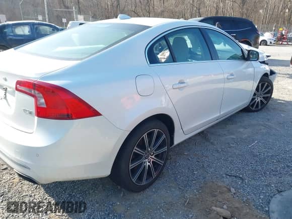 2018 Volvo S60 Inscription Platinum с VIN LYV402HM7JB179307, выставлен на аукционе IAAI как лот 41793753 с пробегом 107 205 миль миль и . История ставок и продаж доступна на DreamBid. Изображение 4.