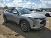 2025 Chevrolet Trax LT с VIN KL77LHEP1SC206906, выставлен на аукционе Copart как лот 70338525 с пробегом 11 016 миль миль и Списание • Salvage title. История ставок и продаж доступна на DreamBid. Изображение 4.