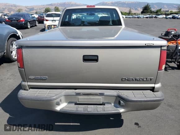 2001 Chevrolet S-10 LS с VIN 1GCCS19WX18150253, выставлен на аукционе Copart как лот 81820145 с пробегом 211 370 миль миль и Списание • Salvage title. История ставок и продаж доступна на DreamBid. Изображение 10.