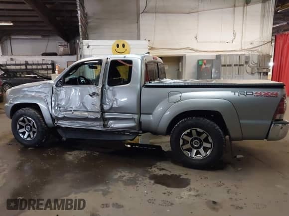 2014 Toyota Tacoma z VIN 5TFUX4EN4EX026415, wystawiony jako IAAI lot #41386771 z przebiegiem 142 732 mil mil oraz . Historia ofert i sprzedaży dostępna na DreamBid. Obrazek 15.