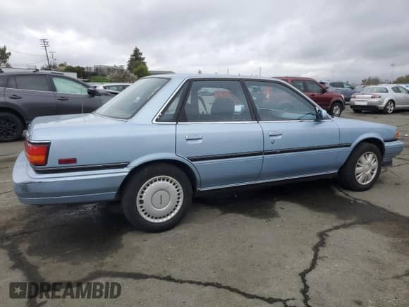 1990 Toyota Camry z VIN JT2VV22EXL3011563, wystawiony jako Copart lot #46136565 z przebiegiem 63 819 mil mil oraz Czysty tytuł • Clean title. Historia ofert i sprzedaży dostępna na DreamBid. Obrazek 3.