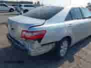 2008 Toyota Camry LE z VIN 4T1BE46K48U770860, wystawiony jako IAAI lot #42755307 z przebiegiem 113 358 mil mil oraz . Historia ofert i sprzedaży dostępna na DreamBid. Obrazek 6.