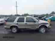 2000 Chevrolet Blazer LT z VIN 1GNDT13W9YK287456, wystawiony jako IAAI lot #42450504 z przebiegiem 139 649 mil mil oraz . Historia ofert i sprzedaży dostępna na DreamBid. Obrazek 13.