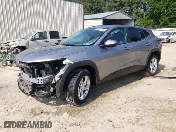 2025 Chevrolet Trax LS с VIN KL77LFEP0SC049471, выставлен на аукционе Copart как лот 66892145 с пробегом 18 677 миль миль и Списание • Salvage title. История ставок и продаж доступна на DreamBid. Изображение 1.
