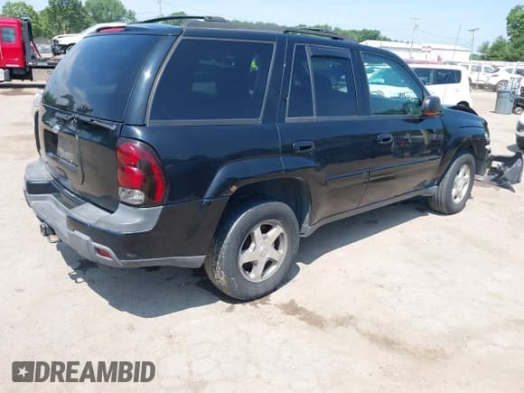 2005 Chevrolet TrailBlazer LS z VIN 1GNDT13S852333593, wystawiony jako IAAI lot #42690745 z przebiegiem 260 137 mil mil oraz . Historia ofert i sprzedaży dostępna na DreamBid. Obrazek 4.