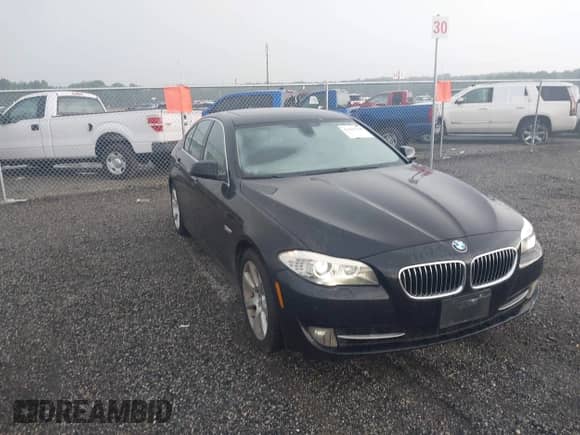 2013 BMW 5 Series 535i xDrive с VIN WBAFU7C55DDU73189, выставлен на аукционе IAAI как лот 42509946 с пробегом 118 529 миль миль и . История ставок и продаж доступна на DreamBid. Изображение 1.