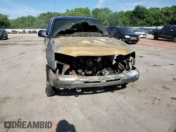 2004 Chevrolet Silverado 2500HD LS z VIN 1GCHC23U24F180122, wystawiony jako Copart lot #53521064 z przebiegiem Nie podano mil oraz Nie do naprawy • Non repairable. Historia ofert i sprzedaży dostępna na DreamBid. Obrazek 10.