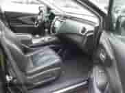 2016 Nissan Murano Platinum z VIN 5N1AZ2MG9GN104332, wystawiony jako IAAI lot #42236064 z przebiegiem 98 558 mil mil oraz . Historia ofert i sprzedaży dostępna na DreamBid. Obrazek 5.