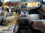 1992 Chevrolet Suburban z VIN 1GNGK26K8NJ330202, wystawiony jako Copart lot #85204074 z przebiegiem 266 388 mil mil oraz Czysty tytuł • Clean title. Historia ofert i sprzedaży dostępna na DreamBid. Obrazek 8.
