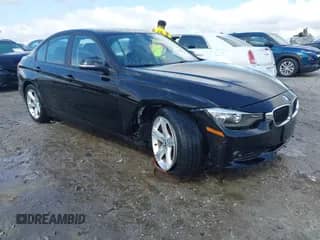 2013 BMW 3 Series 320i xDrive z VIN WBA3C3C52DF979114, wystawiony jako IAAI lot #42439598 z przebiegiem 111 458 mil mil oraz . Historia ofert i sprzedaży dostępna na DreamBid. Obrazek 1.